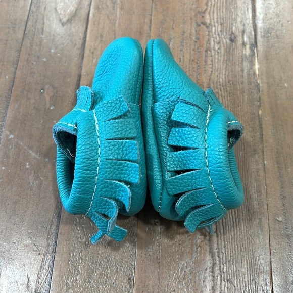Freshly picked leather moccasins infant size 2 green fringe pebbled unisex - Picture 4 of 8